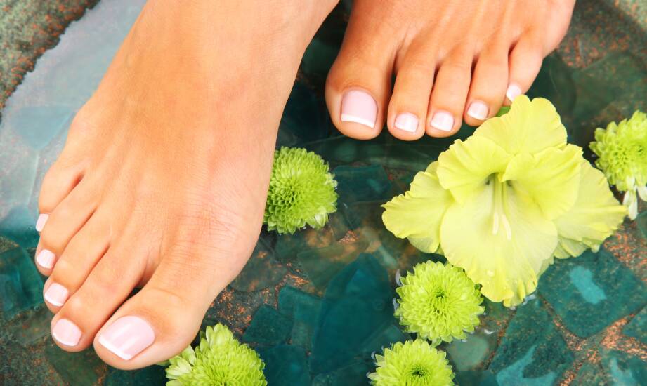 Pedicure hybrydowy a pielęgnacja stóp – co warto wiedzieć?