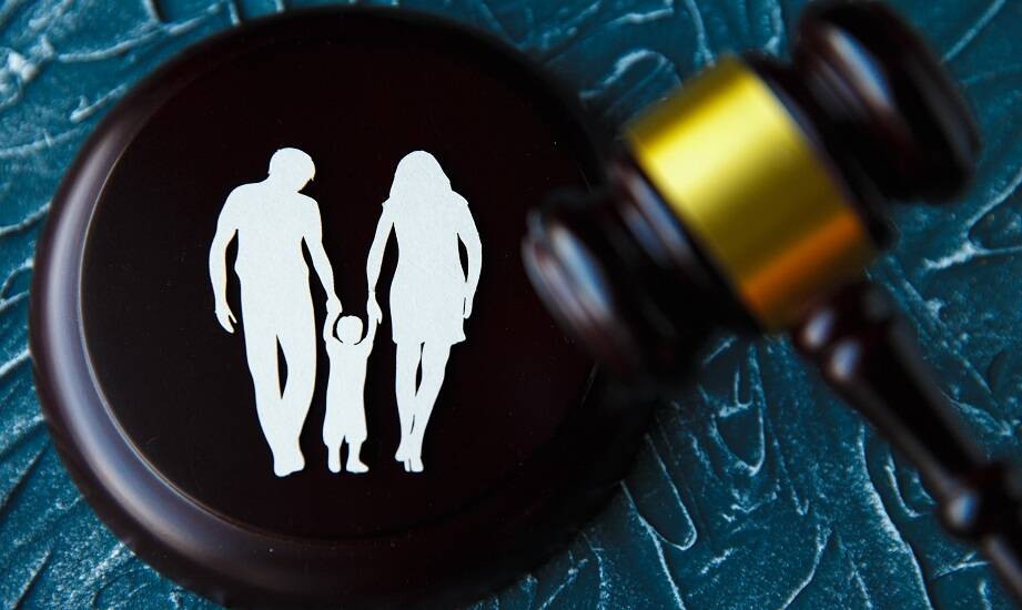 Opieka naprzemienna – co to jest i kiedy sąd ją orzeka?