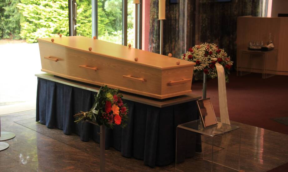 Kremacja czy tradycyjny pochówek – co oferuje salon pogrzebowy?