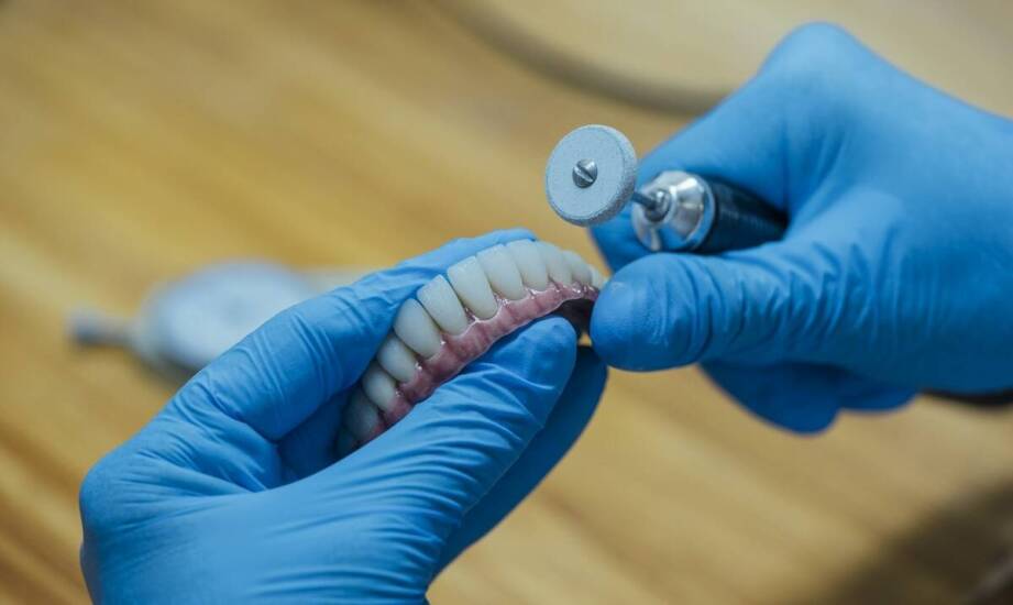 Czy mosty dentystyczne są odpowiednim rozwiązaniem dla osób starszych?