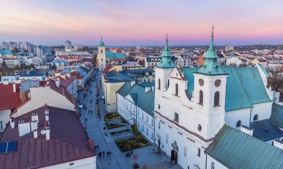 Jakie czynniki wpływają na wybór masztów aluminiowych lub kompozytowych?