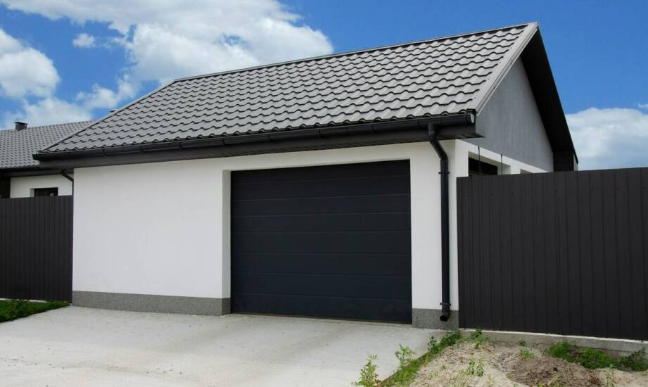 Ekonomiczne aspekty budowy garażu z płyty warstwowej 10x