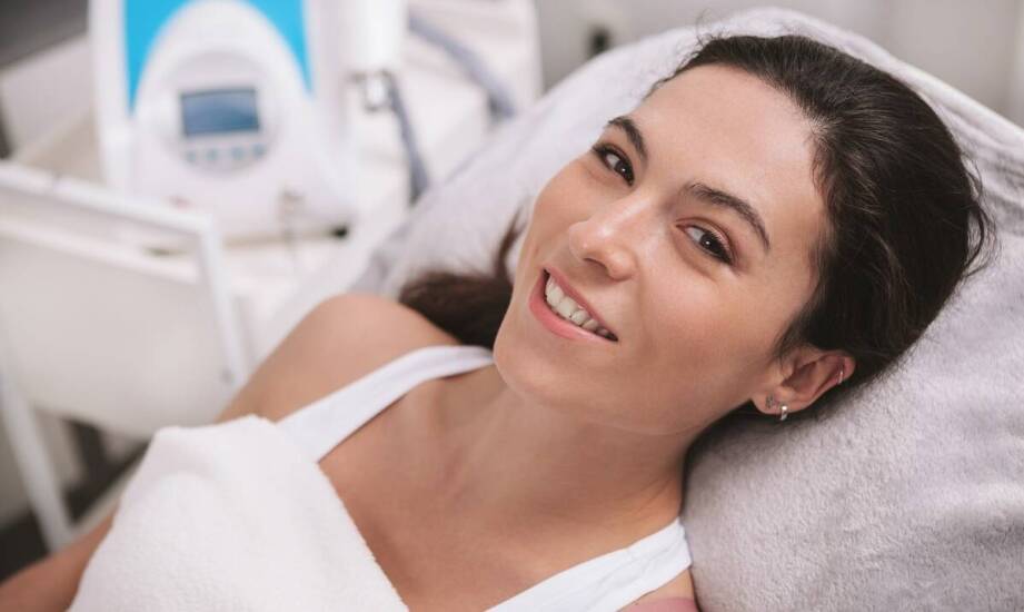 Stomatologia estetyczna a pewność siebie – jak piękny uśmiech wpływa na życie pacjentów?