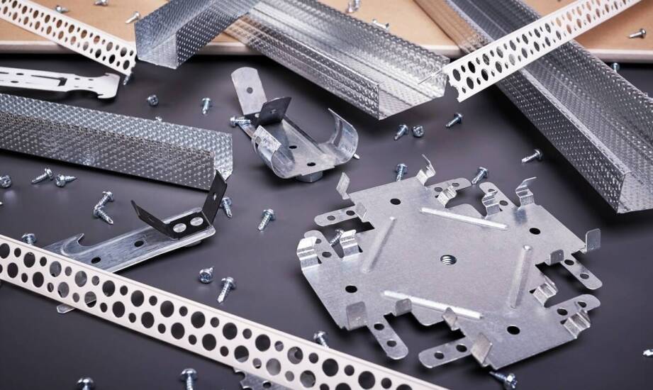 Wkręty do płyt warstwowych: jak wpływają na szybkość montażu?