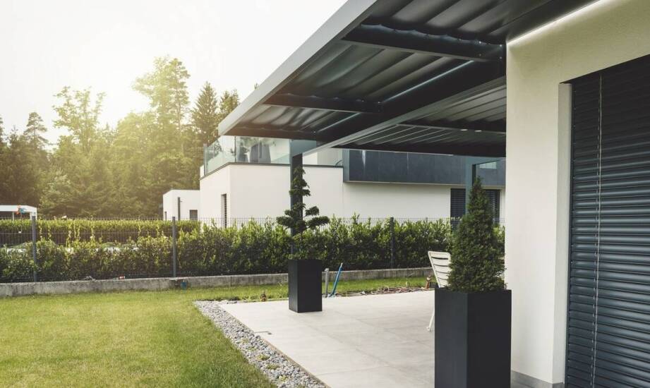 Zabudowa tarasu z poliwęglanu a ochrona przed deszczem