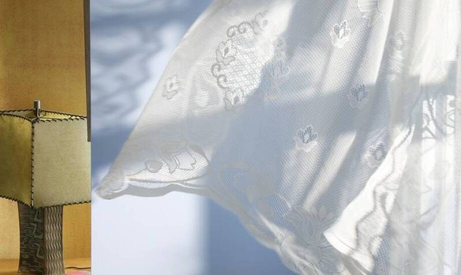 Suknie ślubne proste i gładkie – dlaczego warto je wybrać w naszym salonie?