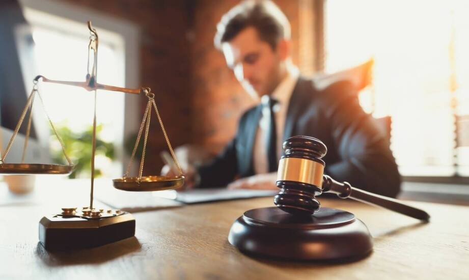 Jakie są kluczowe obowiązki prawnika podczas reprezentacji klientów biznesowych?