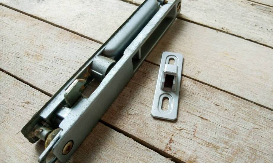 Wybór odpowiednich rolek do bram przesuwnych – na co zwrócić uwagę?