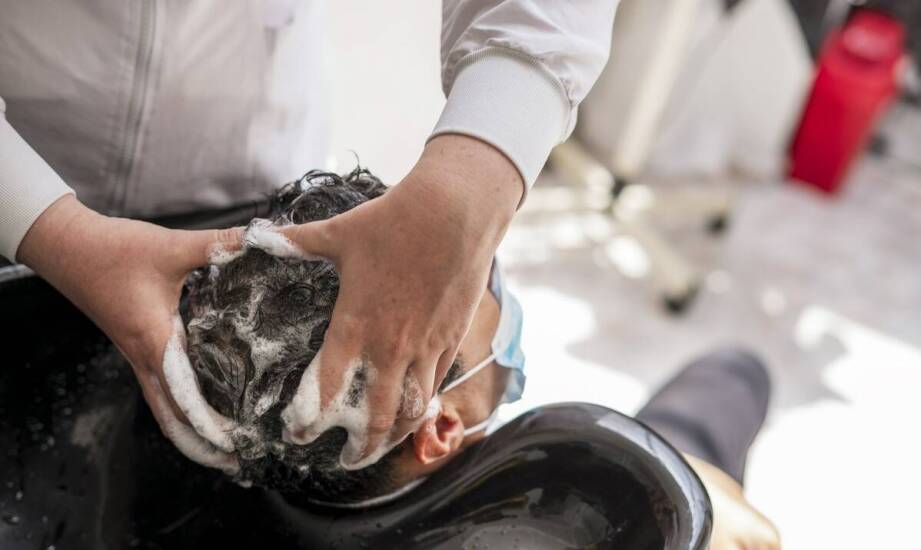 Jakie preparaty trychologiczne skutecznie zwalczają swędzenie głowy?