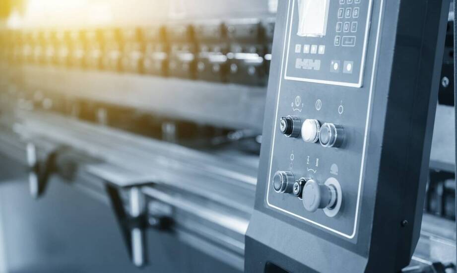 Wybór zaginarki do blachy: na co zwrócić uwagę przy specyfice pracy w gastronomii?