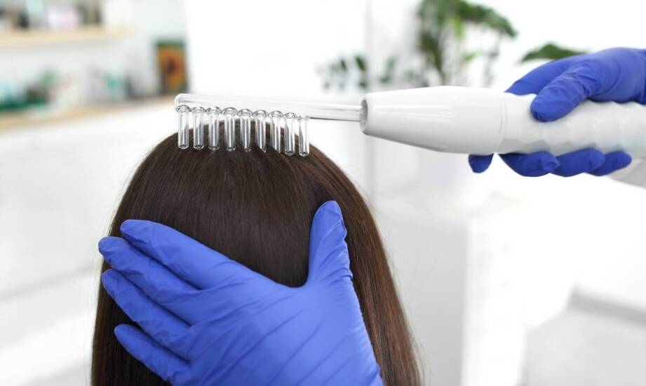 Łuszczyca skóry głowy: jakie zabiegi oferuje trychologia?