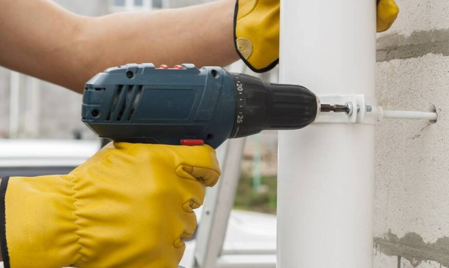 Jakie akcesoria są niezbędne przy montażu bram skrzydłowych?