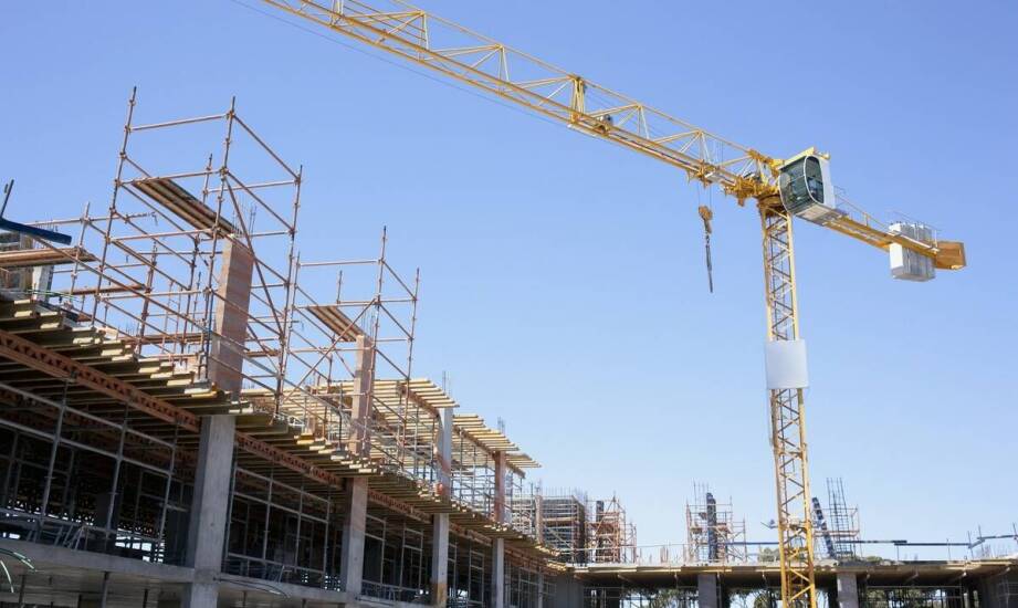 Jak taśma elewacyjna wpływa na bezpieczeństwo na placach budowy?