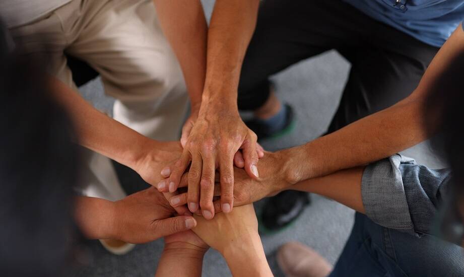 Jakie są wyzwania w prowadzeniu terapii grupowej w ośrodkach odwykowych?