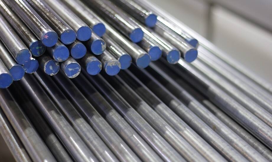 Porównanie stali 1.3243 z innymi stalami szybkotnącymi: co wyróżnia ten materiał?