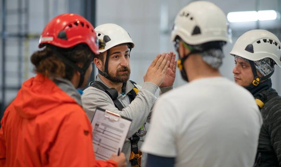 Dlaczego szkolenie na suwnicę jest kluczowe dla bezpieczeństwa pracy?