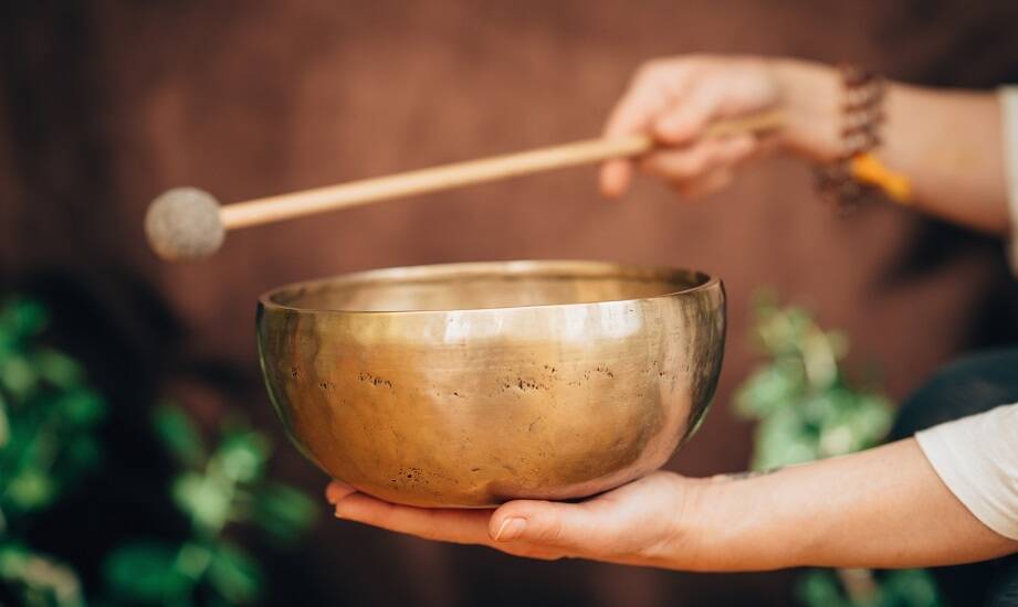 Jak wsparcie medyczne wpływa na jakość życia w domach opieki dla osób przewlekle psychicznie chorych