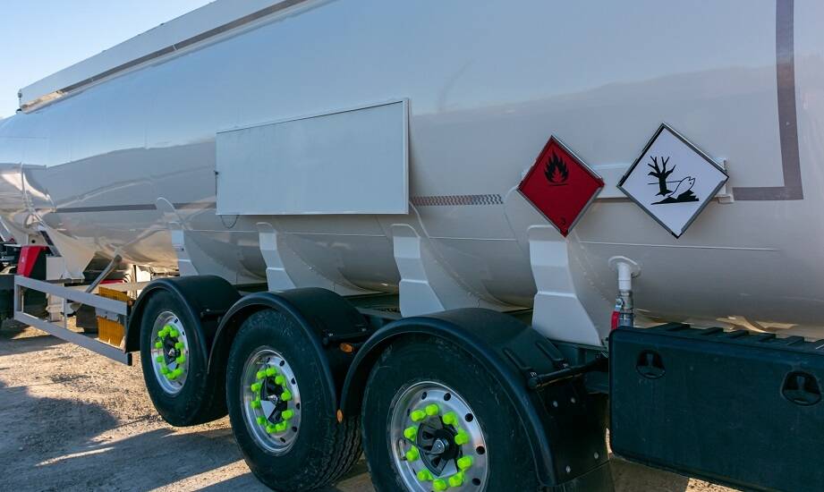 Jak przewozić towary niebezpieczne zgodnie z międzynarodowymi normami?