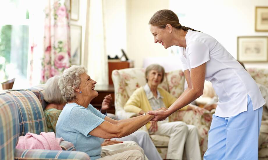 Jakie są korzyści z uczestnictwa w nabożeństwach w domach opieki dla seniorów?