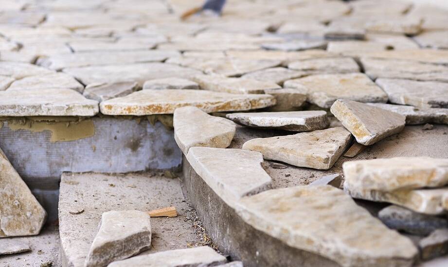 Jak wygląda transport kamienia elewacyjnego na miejsce montażu?