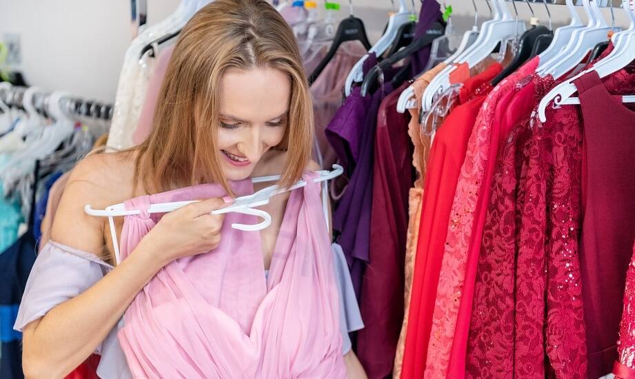 Najlepsze okazje na outlet sukienki – przewodnik dla łowców trendów