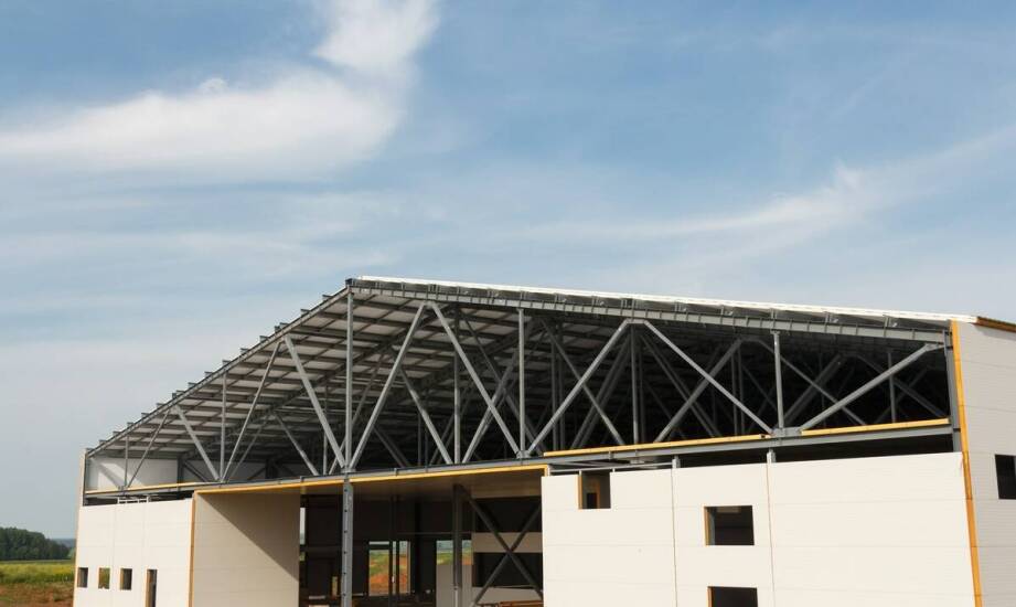 Montaż konstrukcji stalowych w projektach przemysłowych: jakie są najnowsze trendy?