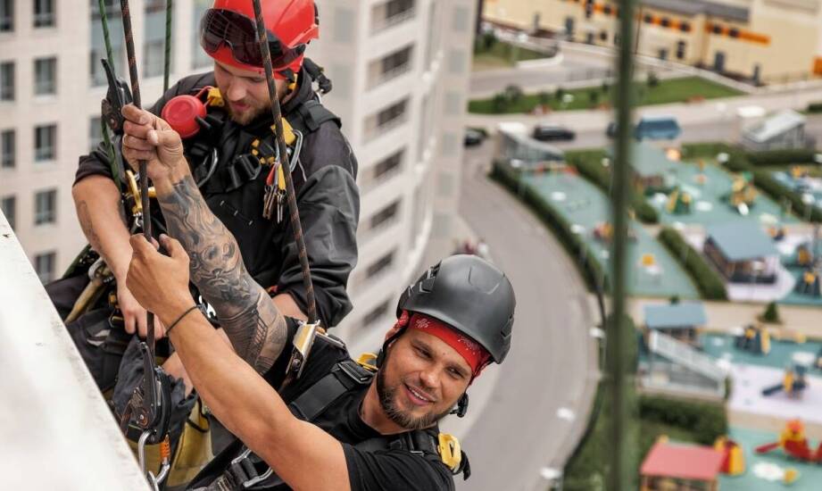 Specyfika prac alpinistycznych przy czyszczeniu elewacji budynków