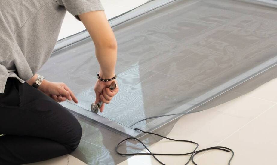 Jakie czynniki wpływają na koszt montażu siatek wielkoformatowych?