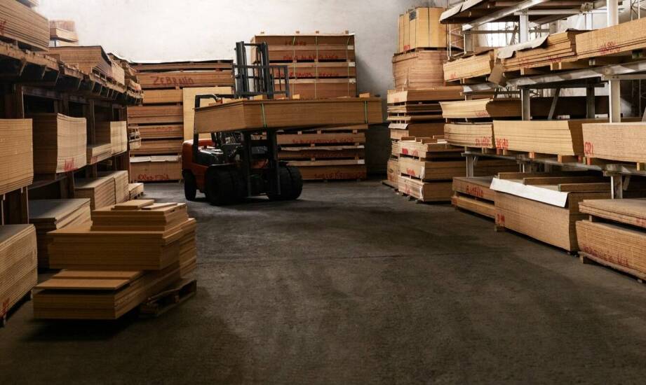 Wpływ opakowań drewnianych na procesy magazynowe i logistyczne