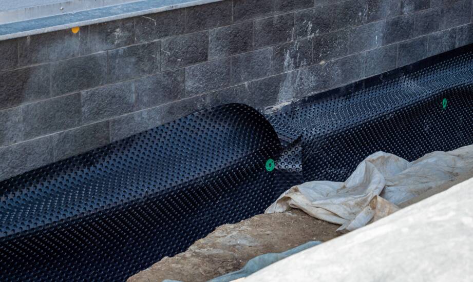 Jakie są zalety zabezpieczenia fundamentów przed wilgocią?