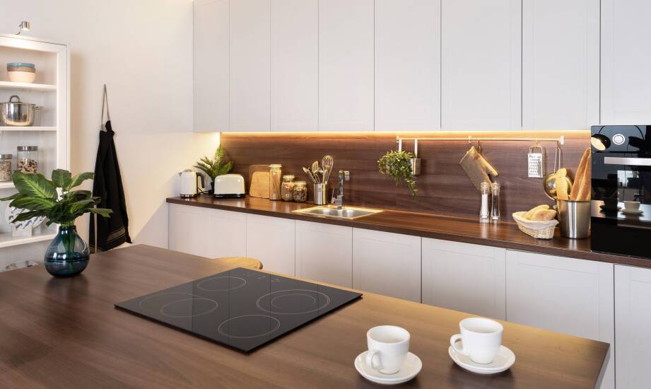 Jak panele kuchenne wpływają na optyczne powiększenie przestrzeni?