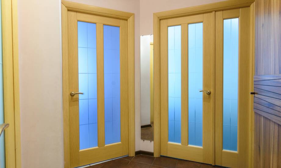 Różnorodność materiałów w drzwiach pokojowych – co warto wiedzieć?