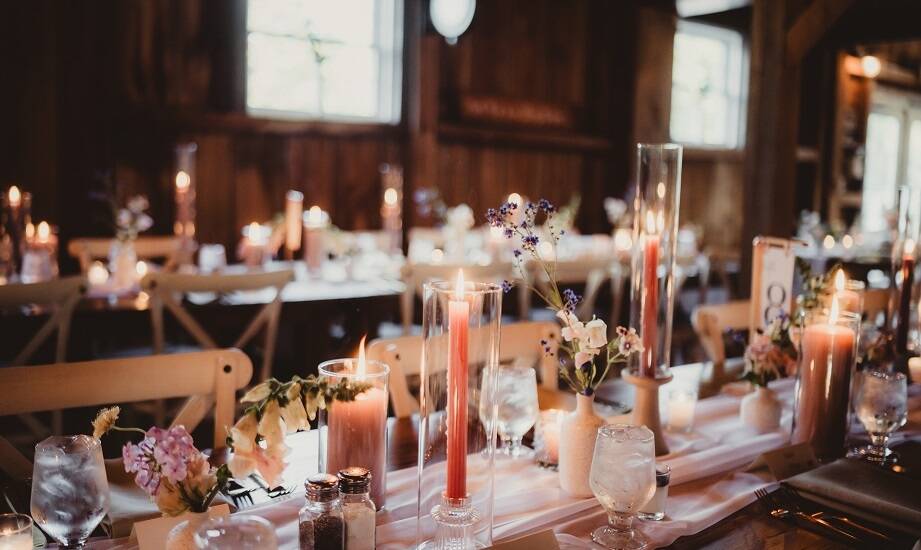 Jak stworzyć niepowtarzalny klimat wesela dzięki regionalnym dekoracjom?