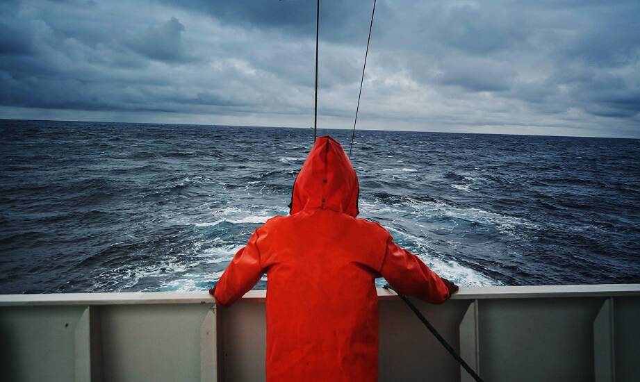 Porównanie materiałów używanych w produkcji sztormiaków rybackich