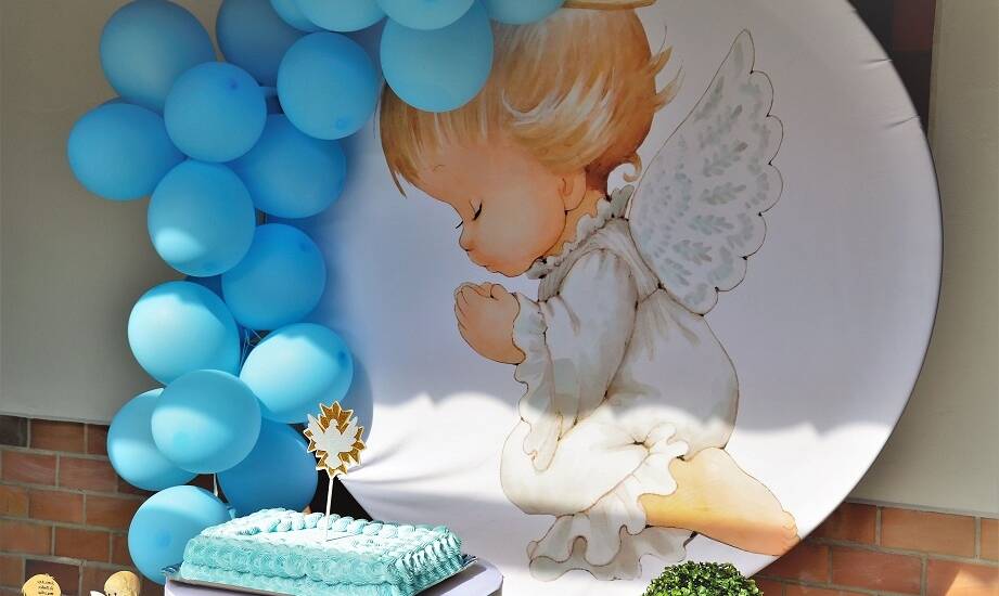 Napis chrzest święty jako wyjątkowy element dekoracyjny