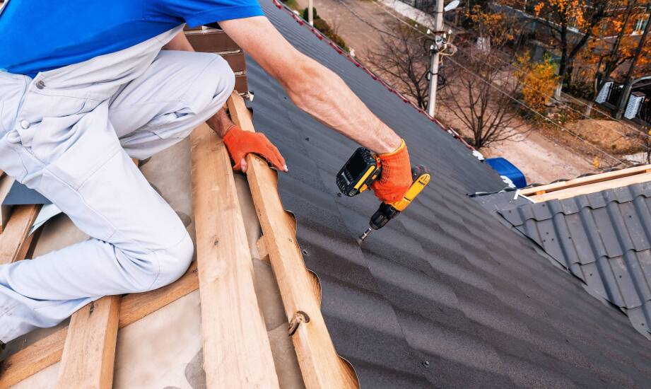 Jak wybrać najlepsze mocowania i elementy złączne do montażu dachu?