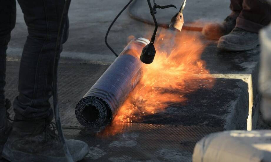 Różnice w cenach oklejania dachu w zależności od rodzaju folii
