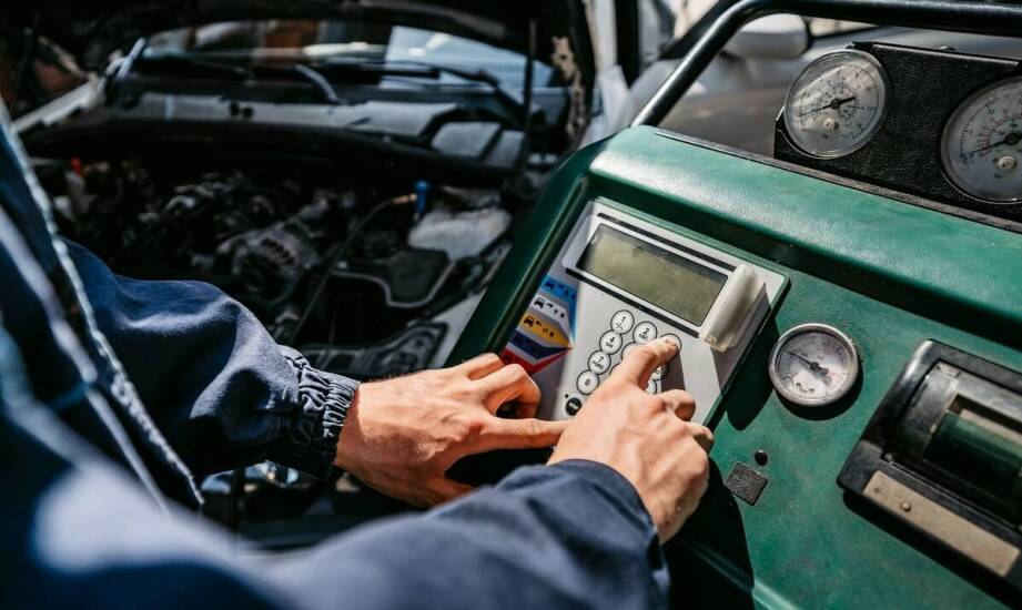 Naprawa maszyn budowlanych JCB: znaczenie szybkiej reakcji serwisu