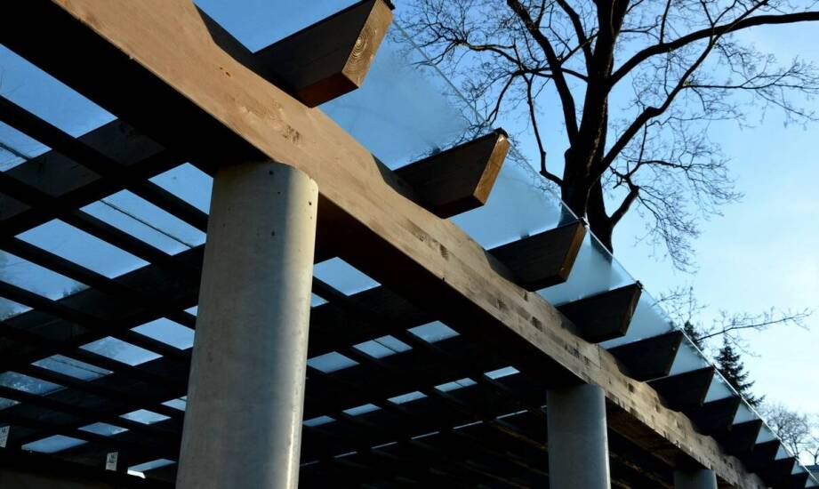 Dlaczego warto zainwestować w poliwęglan 16 mm dla konstrukcji zewnętrznych?