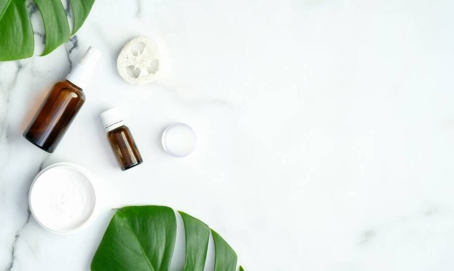 Jak naturalne składniki w kosmetykach wspomagają regenerację skóry?