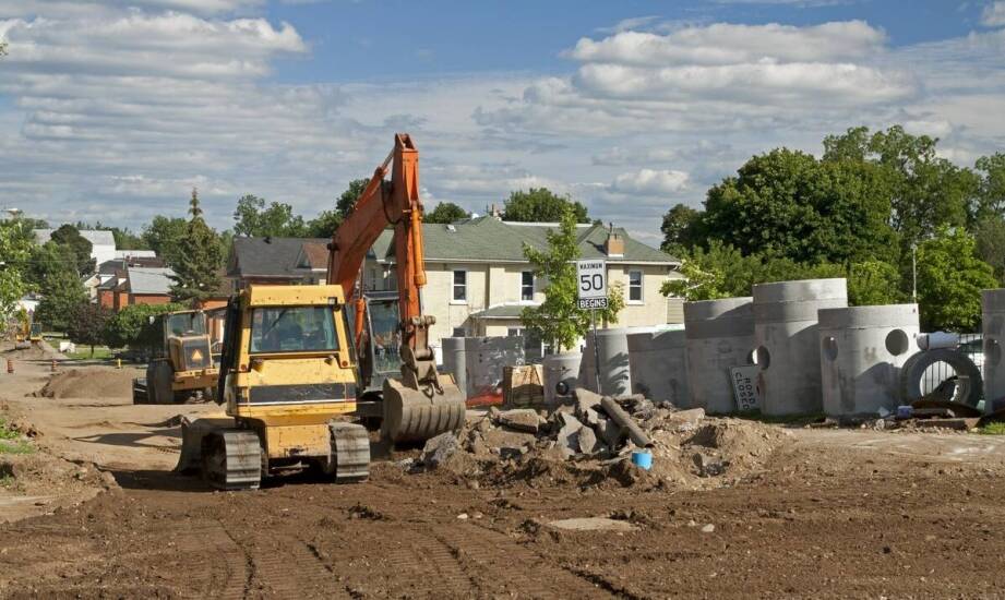 Wykopy pod instalacje wodno-kanalizacyjne – jak usługi koparko-ładowarką mogą pomóc?