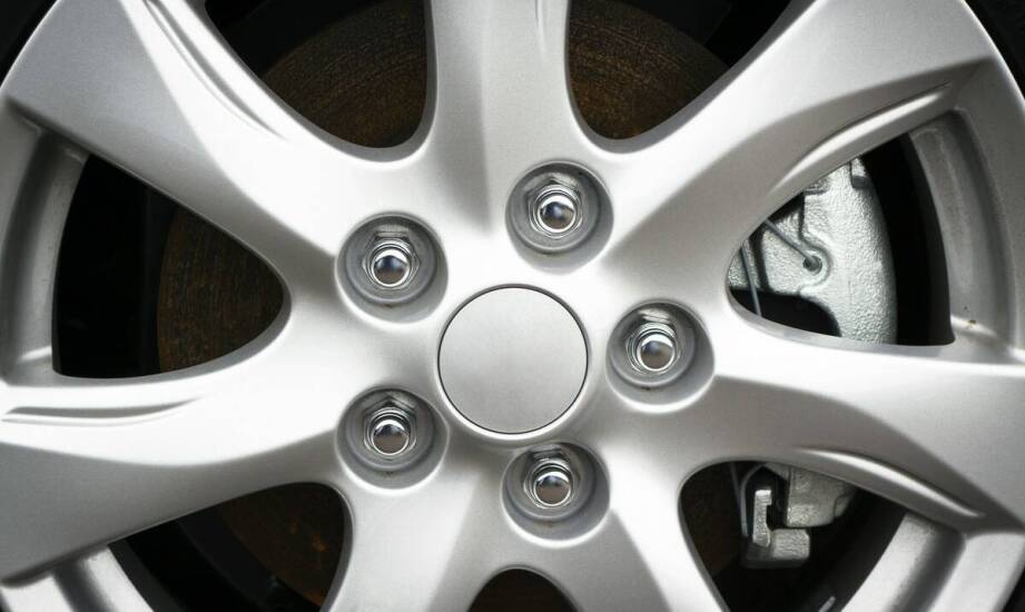 Zalety stosowania lakieru bezbarwnego do felg w różnych warunkach atmosferycznych