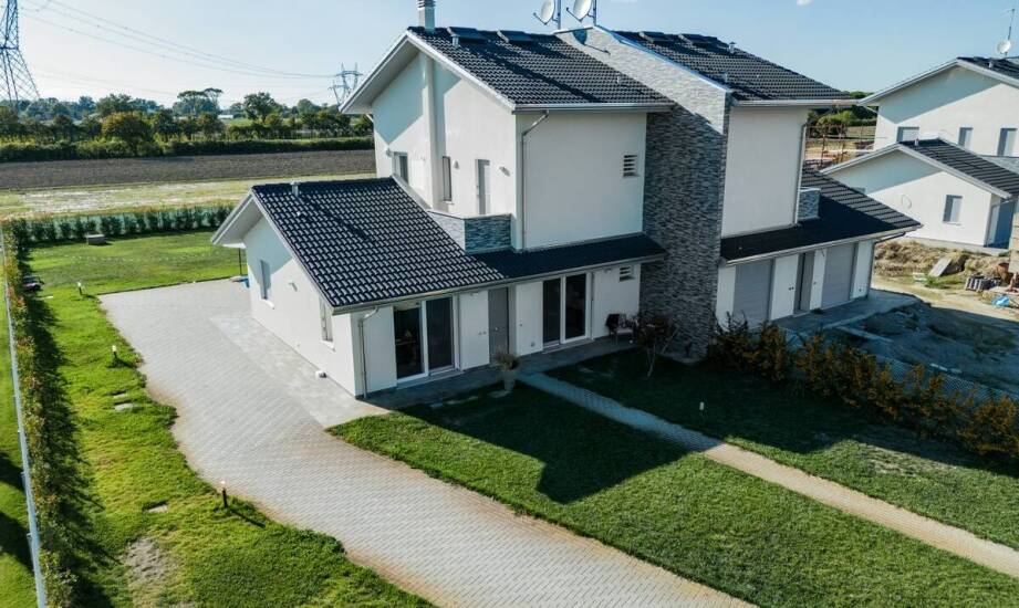 Jakie są kluczowe korzyści z budowy domów w Raszynie?