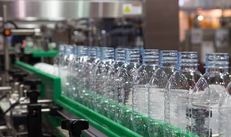 Zastosowanie zielonej energii w produkcji butelek plastikowych