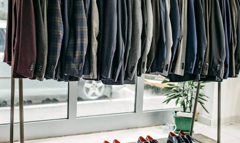 Dlaczego warto skorzystać z usług pralni chemicznej przy praniu odzieży formalnej?