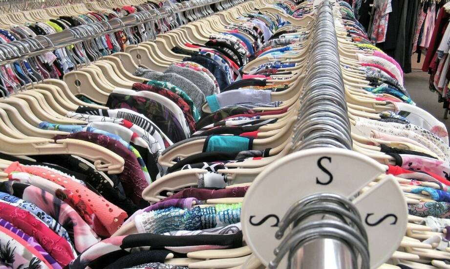 Tanie ubrania w Białymstoku: jak znaleźć najlepsze okazje na modną odzież?