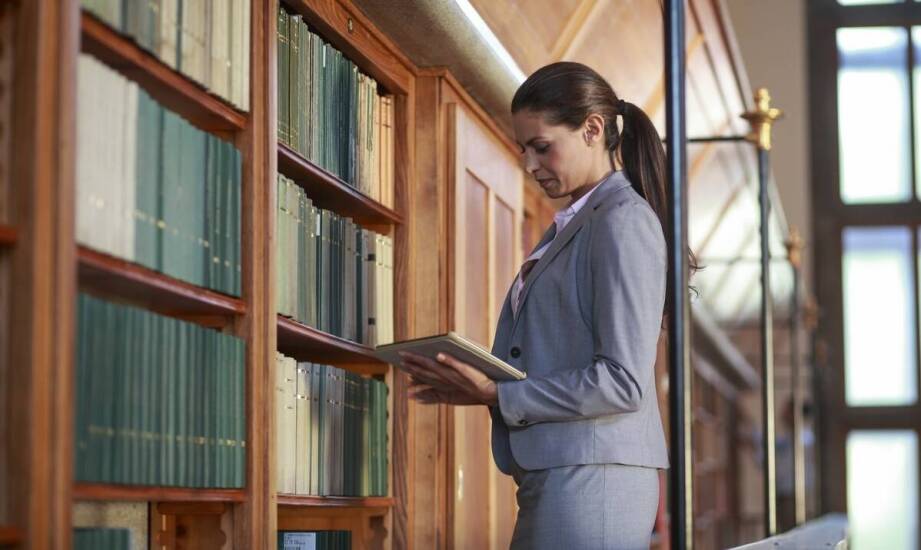 Jak adwokat przygotowuje strategię działania na podstawie zebranych dowodów?