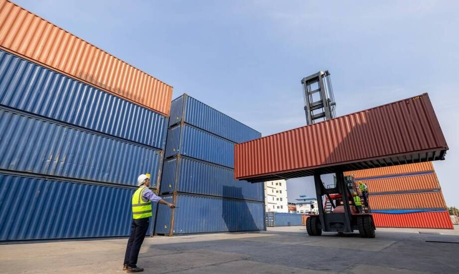 Transport aut z Anglii do Polski: Kluczowe aspekty logistyki