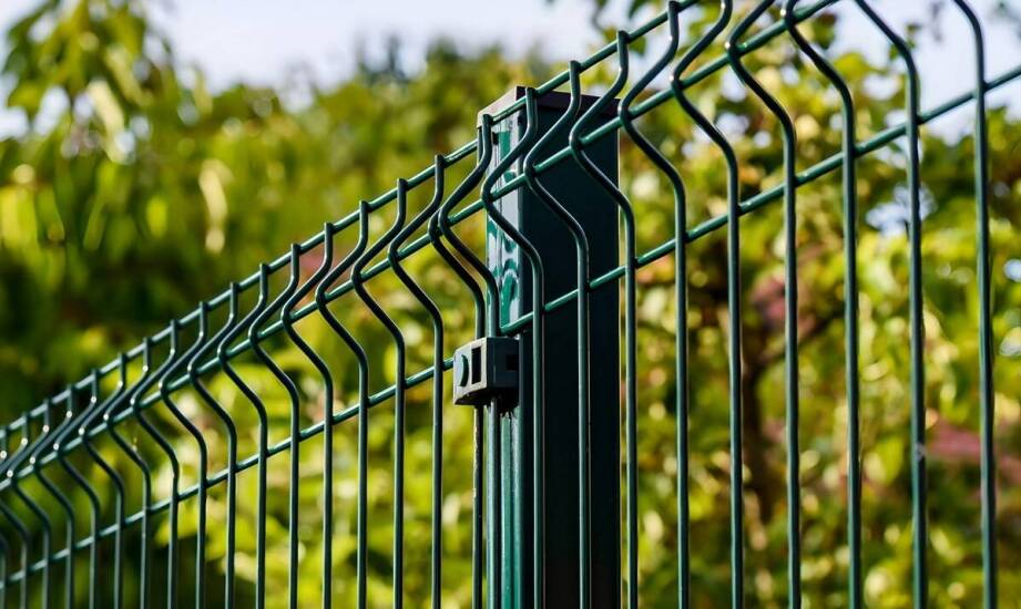 Zastosowanie paneli ogrodzeniowych na boiskach i stadionach – bezpieczeństwo i funkcjonalność