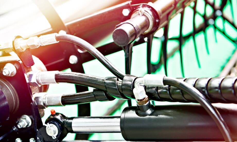 Jakie są wyzwania produkcyjne związane z dostosowywaniem siłowników do indywidualnych potrzeb?